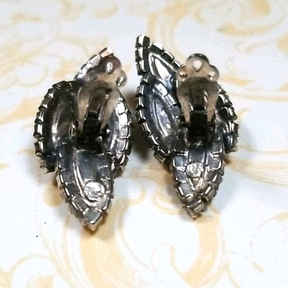 Vintage 1950s Black and Clear Rhinestone Clip Earrings - Picture 9 of 14